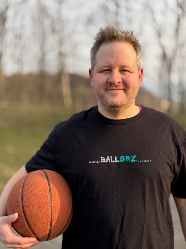 Assistentztrainer U14 Bobby mit Basketball unter dem Arm