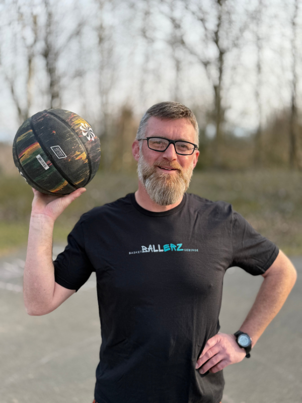 Assistenztrainer U18 Rene Grünert mit Basketball in der Hand