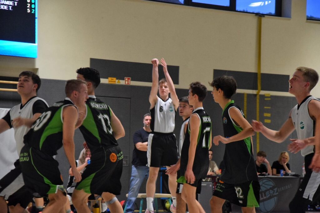 Bild vom ersten Heimspieltag. Einer der Senior Ballerz in der Mitte des Bildes, wirft gerade. Vier gegnerische Spieler vom BC Zwickau sehen zu