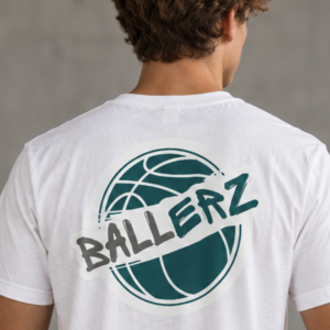 Ballerz Mann hinten junger Mann mit Ballerz Shirt von hinten zu sehen, mit großem Logo auf T-Shirt