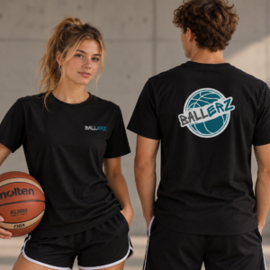 Frau und Mann mit gleichem schwarzen Tshirt. Frau von vorn zu sehen mit Ballerz Schriftzug auf der Brust, Mann von hinten mit großem Ballerz Logo auf Rücken