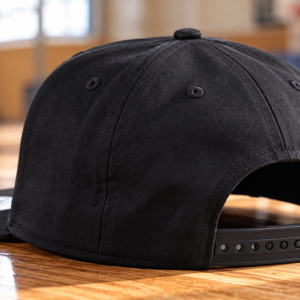 Snapback Detail schwarzes Cap Detailaufnahme der Rückseite eines schwarzen Basecaps. Snapback-Verschluss